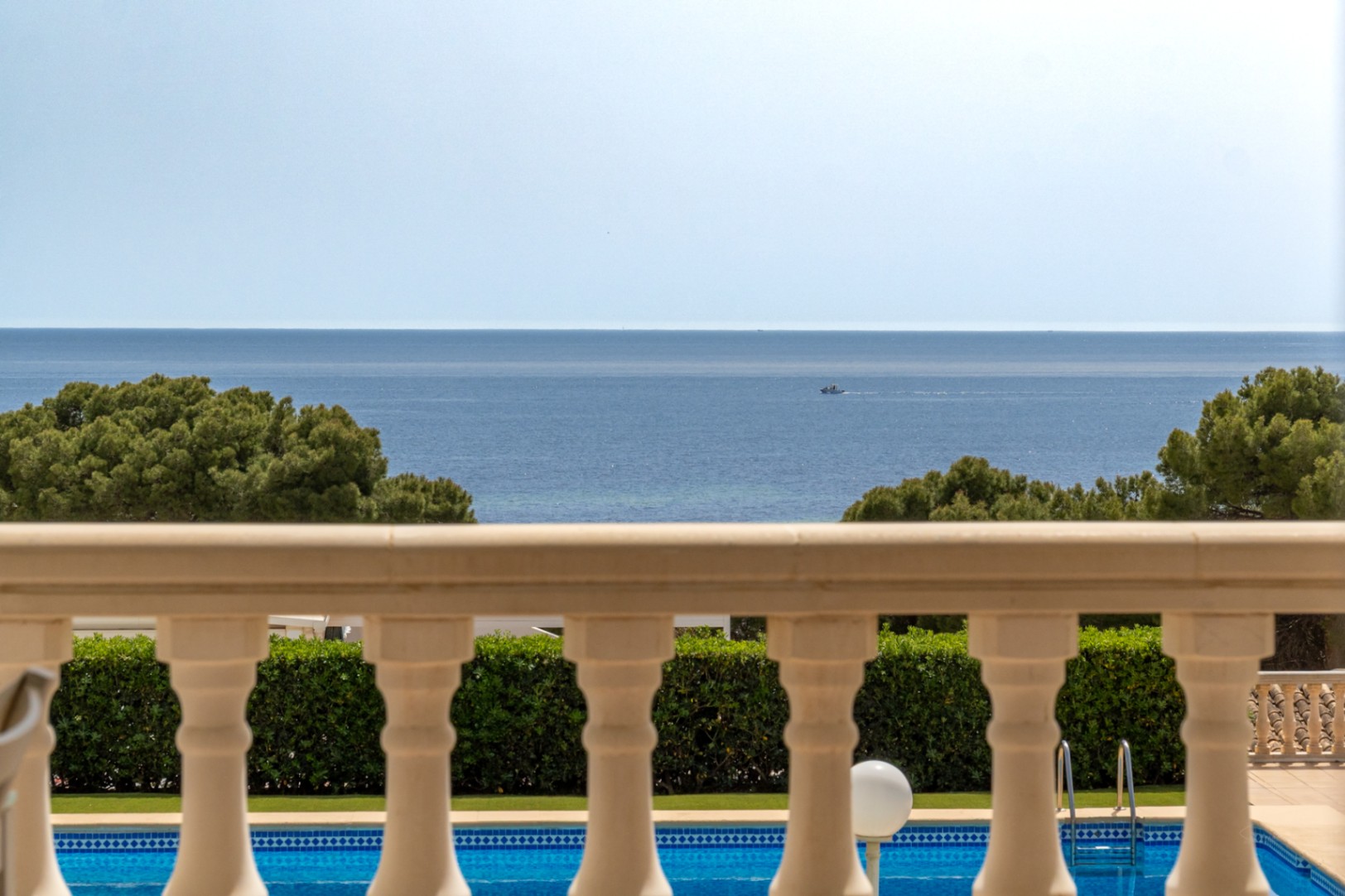 Dúplex exclusivo de 3 dormitorios en primera línea de playa en Moraira
