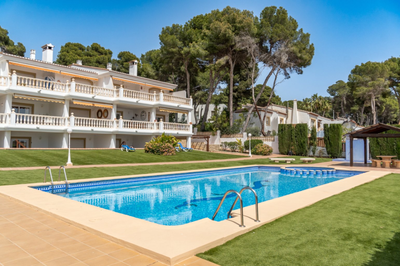 Dúplex exclusivo de 3 dormitorios en primera línea de playa en Moraira