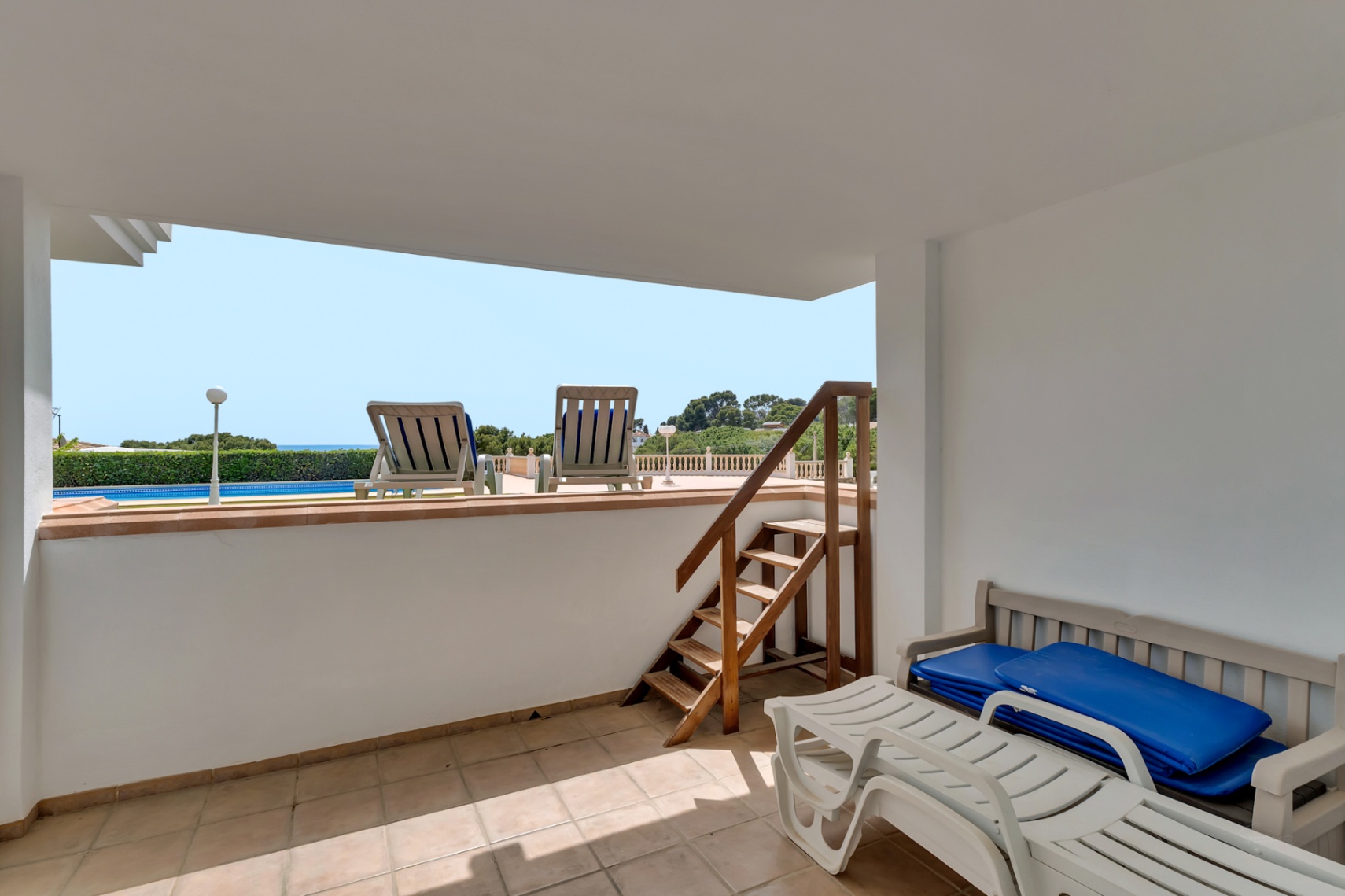 Encantador dúplex de 2 dormitorios en primera línea de playa en Moraira