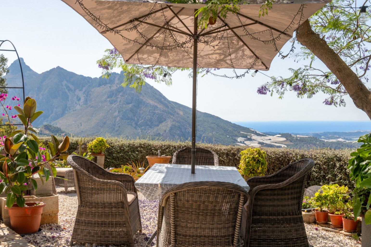 Villa Horizonte – Privacidad, Luz y Esencia Mediterránea en lo Alto de Bolulla