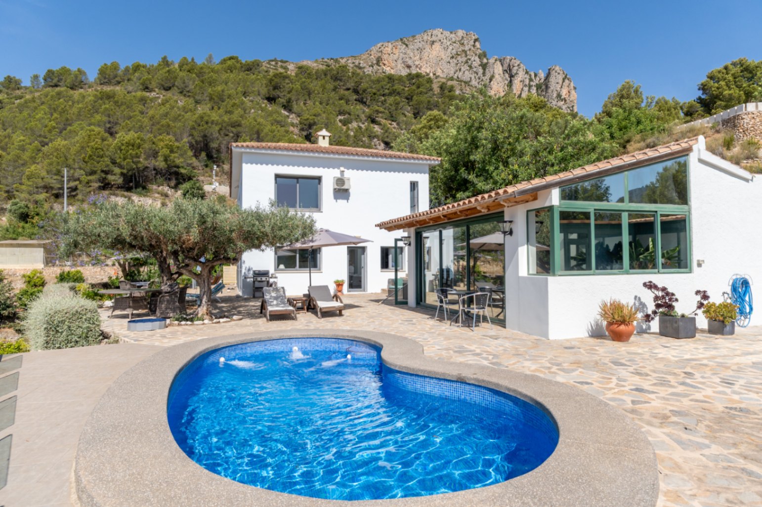 Villa Horizonte – Privacidad, Luz y Esencia Mediterránea en lo Alto de Bolulla